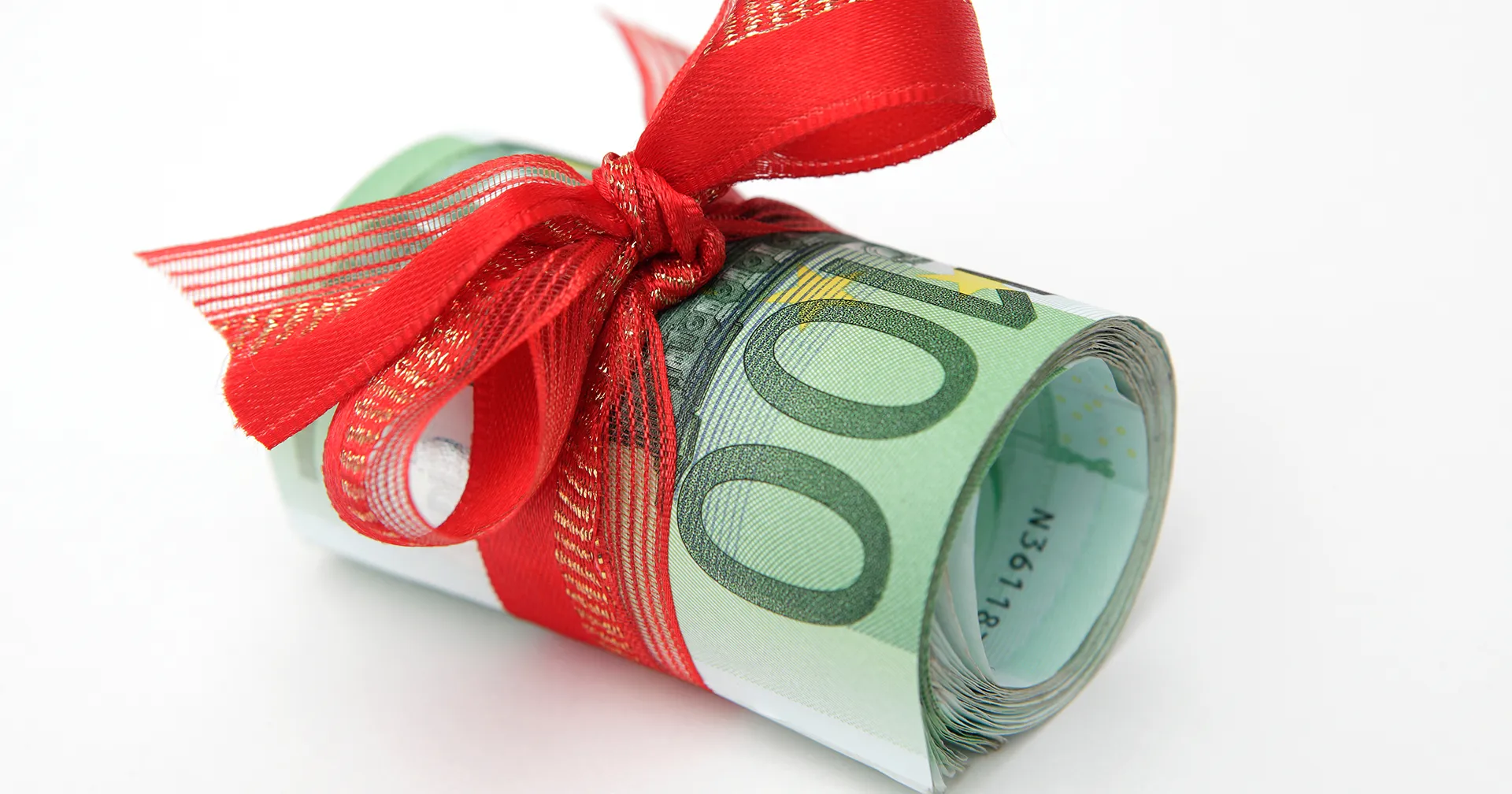 rolletje met briefjes van 100 euro met een rode strik er om