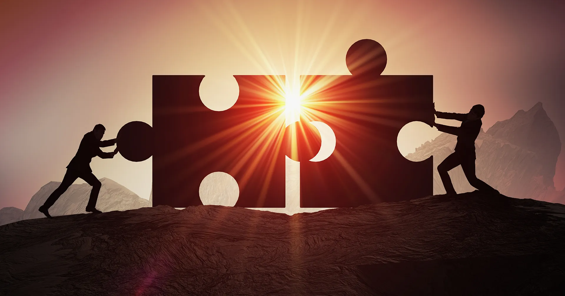 twee mannen duwen een puzzelstuk naar elkaar toe met zon opkomst op de achtergrond