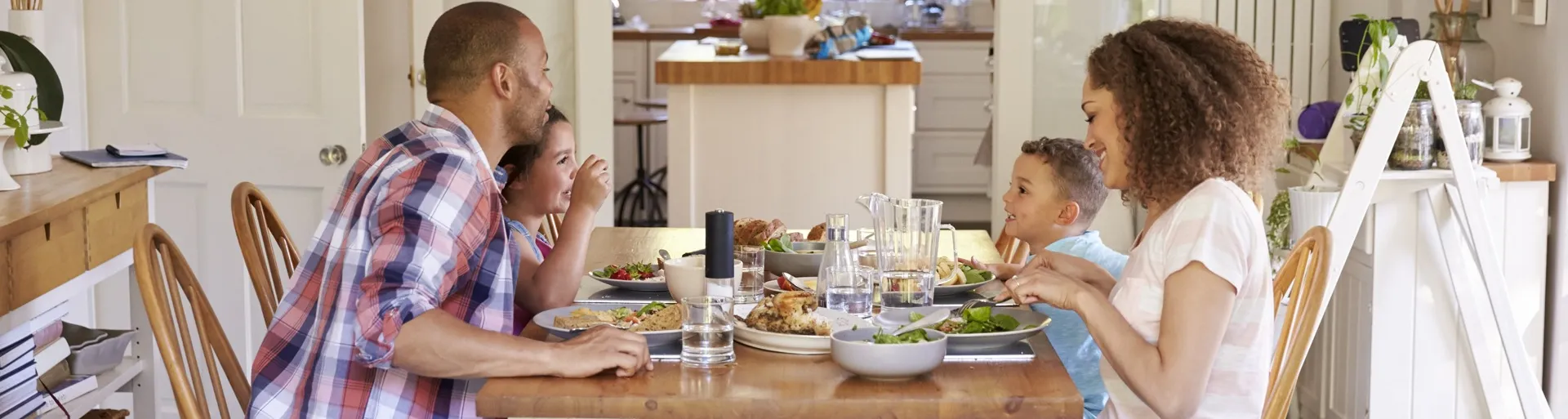 Familie aan tafel