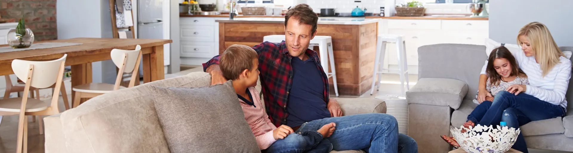 Gezin thuis in de woonkamer